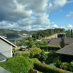 Sentral Enebolig Pa Lura Med Jacuzzi! Сasa de vacaciones