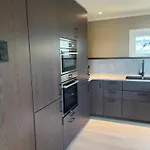 Sentral Enebolig Pa Lura Med Jacuzzi! Сasa de vacaciones Stavanger