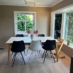 Sentral Enebolig Pa Lura Med Jacuzzi! Сasa de vacaciones