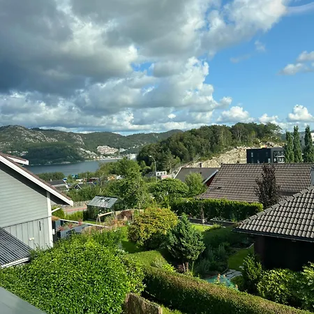 Sentral Enebolig Pa Lura Med Jacuzzi! Ferienhaus