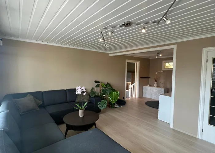 Дом отдыха Sentral Enebolig Pa Lura Med Jacuzzi! *