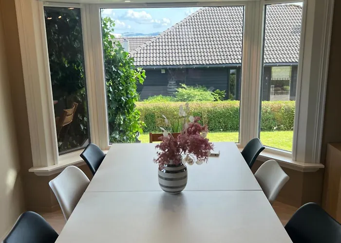 Sentral Enebolig Pa Lura Med Jacuzzi! Дом отдыха *