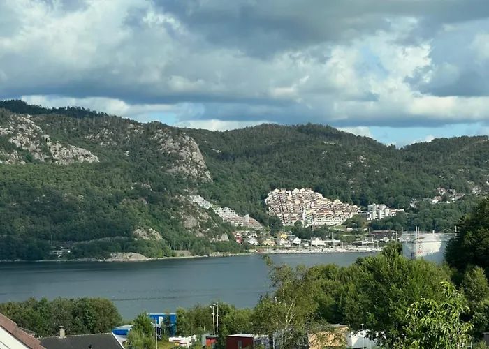 Дом отдыха Sentral Enebolig Pa Lura Med Jacuzzi! Ставангер